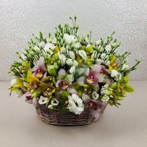 Огромная корзина с орхидеями и эустомой